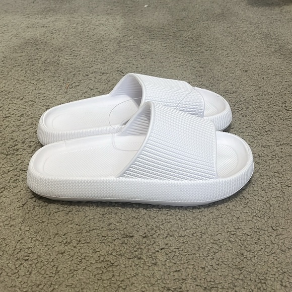 Cloud Slides - women’s size 7 - Picture 2 of 2